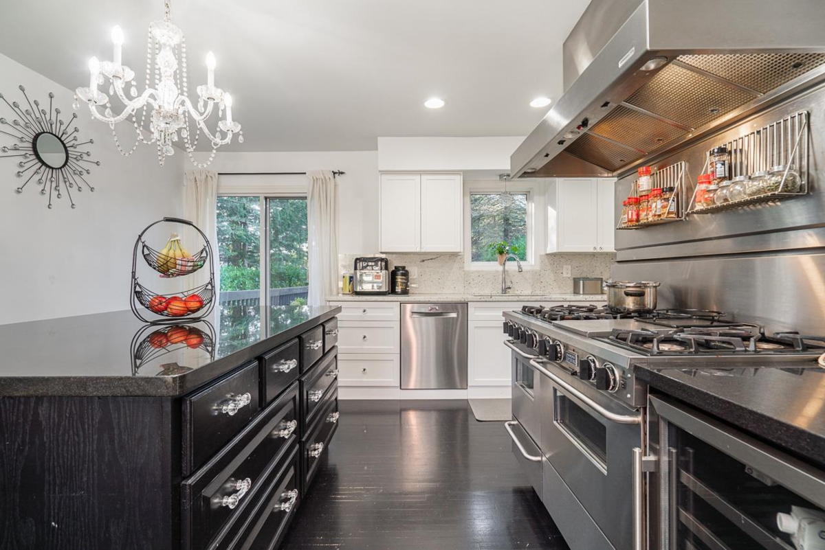 Primary Bathroom Photo of 1561 Chestnut Street, White Rock, BC