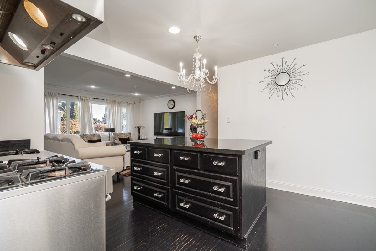 Walk-In Closet Photo of 1561 Chestnut Street, White Rock, BC