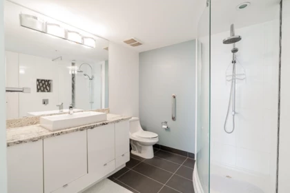 Guest Bathroom Photo of 603 14955 Victoria Avenue, White Rock, BC