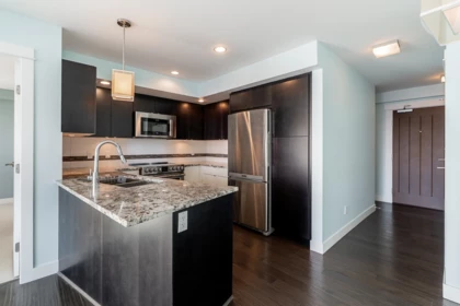 Kitchen Island Photo of 603 14955 Victoria Avenue, White Rock, BC