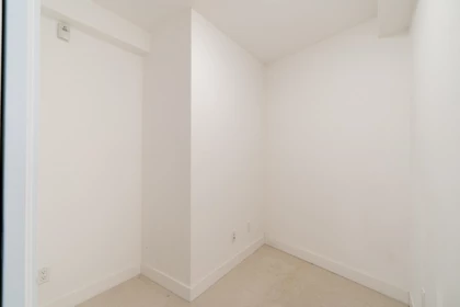Laundry Room Photo of 603 14955 Victoria Avenue, White Rock, BC