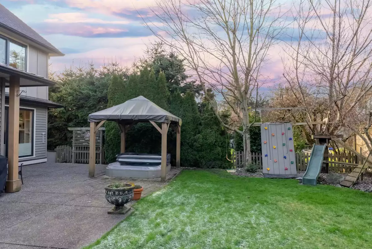 Swimming Pool Photo of 5095 44b Avenue, Delta, BC