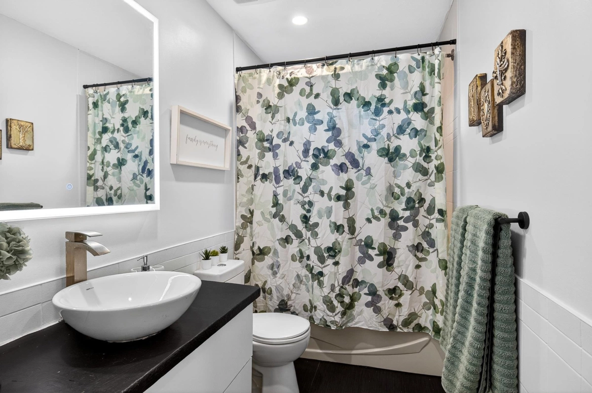 Guest Bathroom Photo of 11750 Glenhurst Street, Maple Ridge, BC