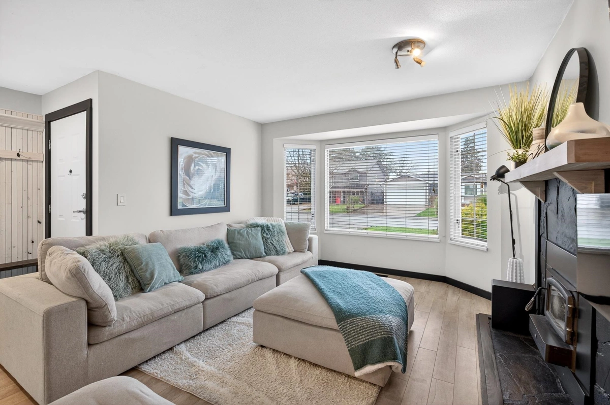 Kitchen Island Photo of 11750 Glenhurst Street, Maple Ridge, BC