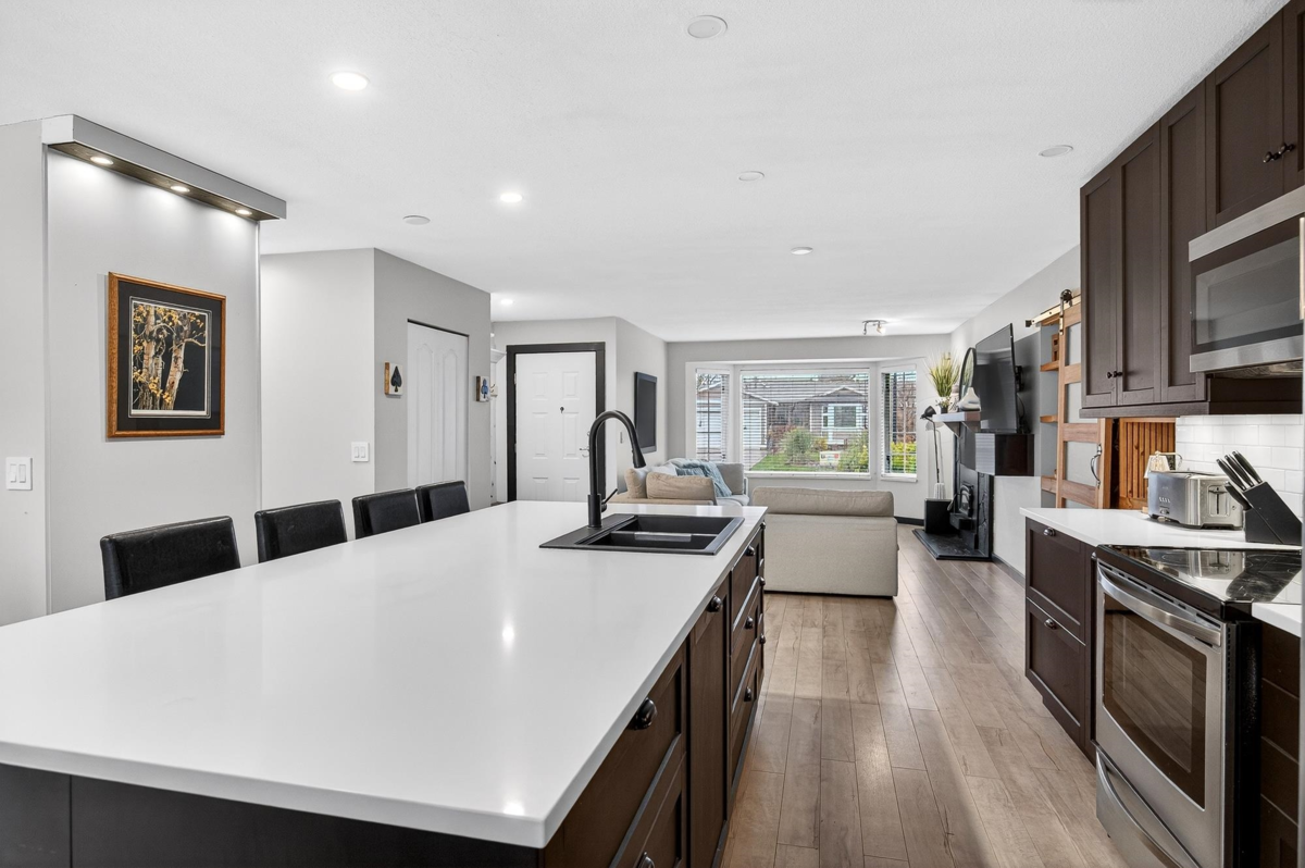 Walk-In Closet Photo of 11750 Glenhurst Street, Maple Ridge, BC