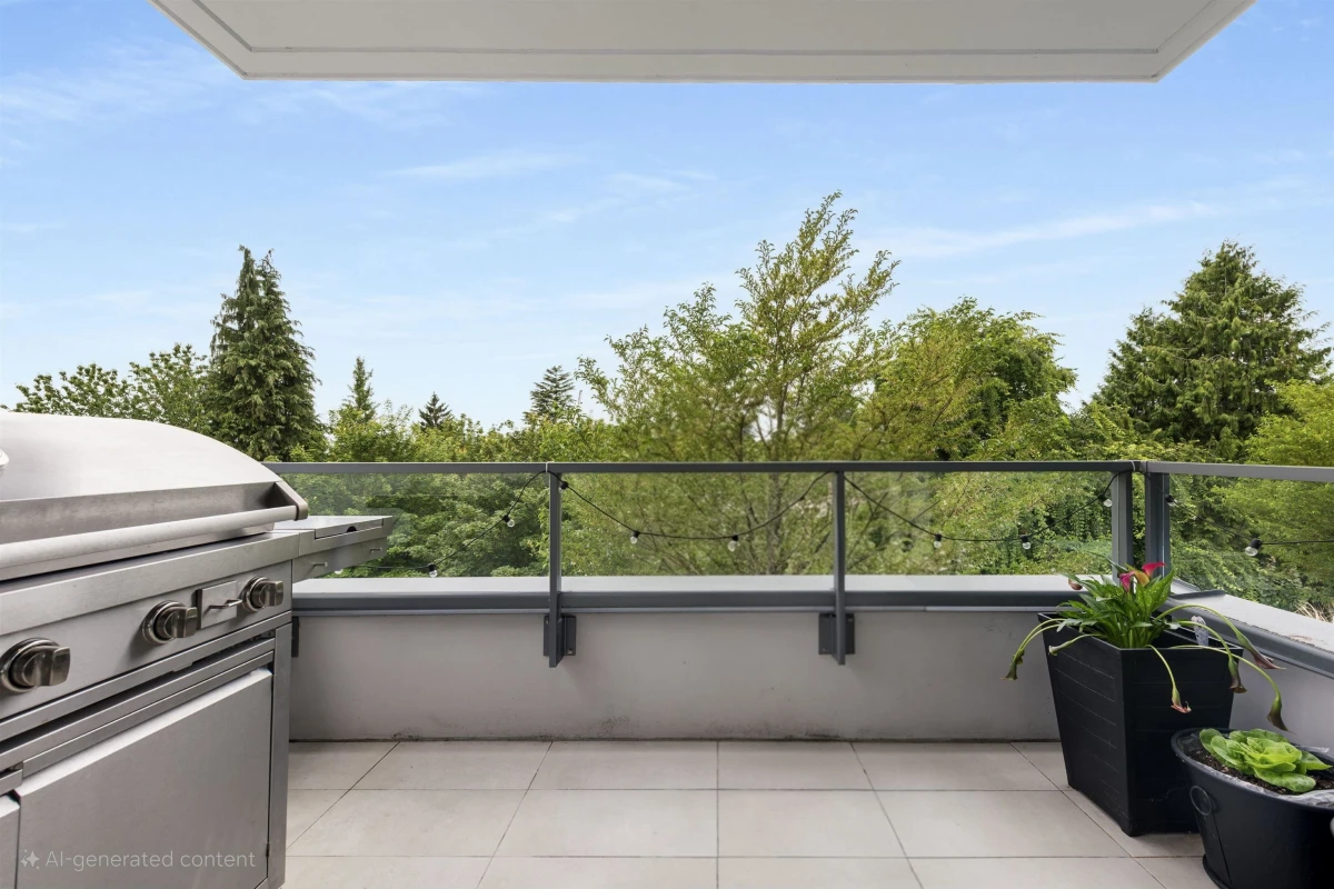 Backyard Photo of 310 6333 W Boulevard, Vancouver, BC