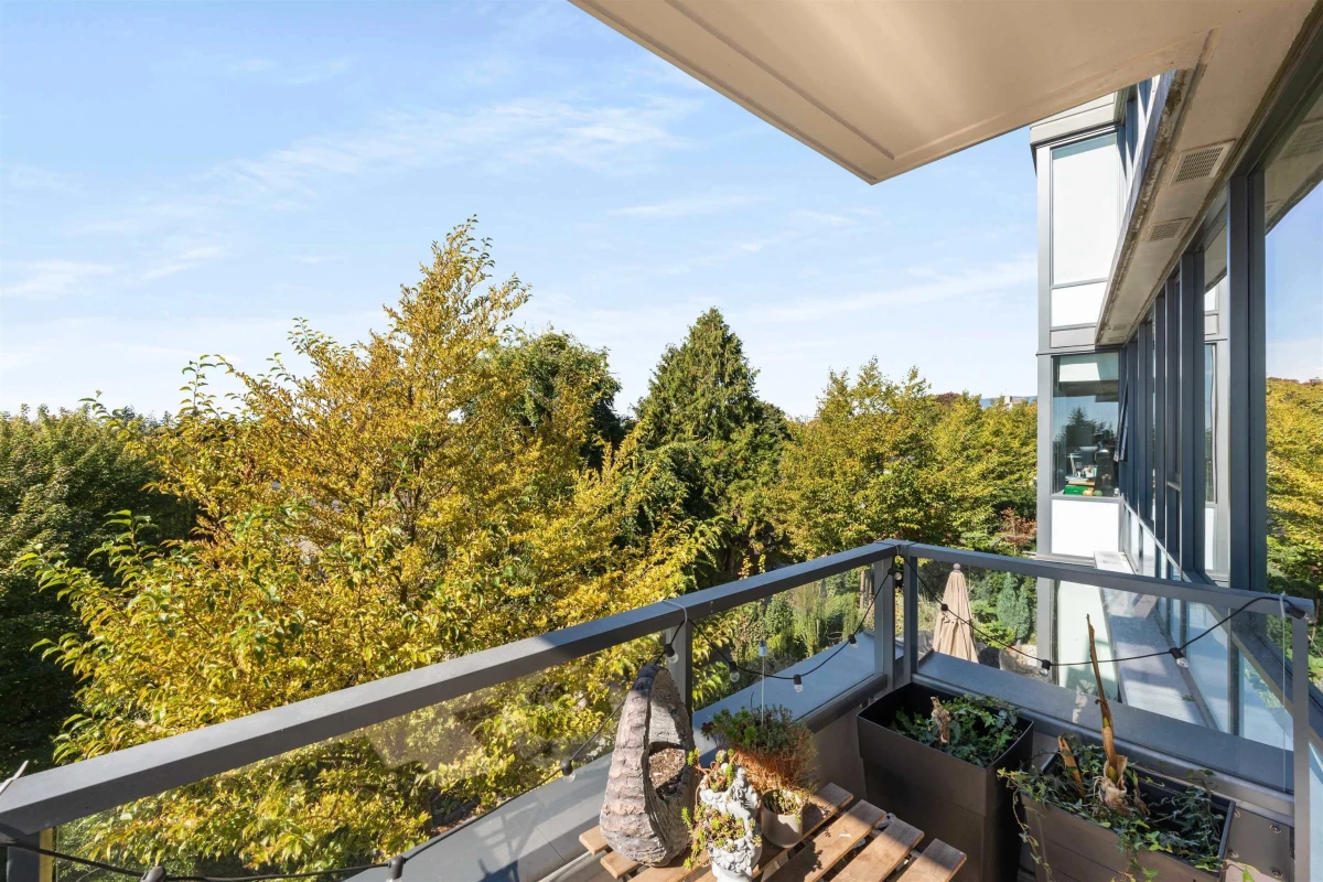 Front Yard Photo of 310 6333 W Boulevard, Vancouver, BC