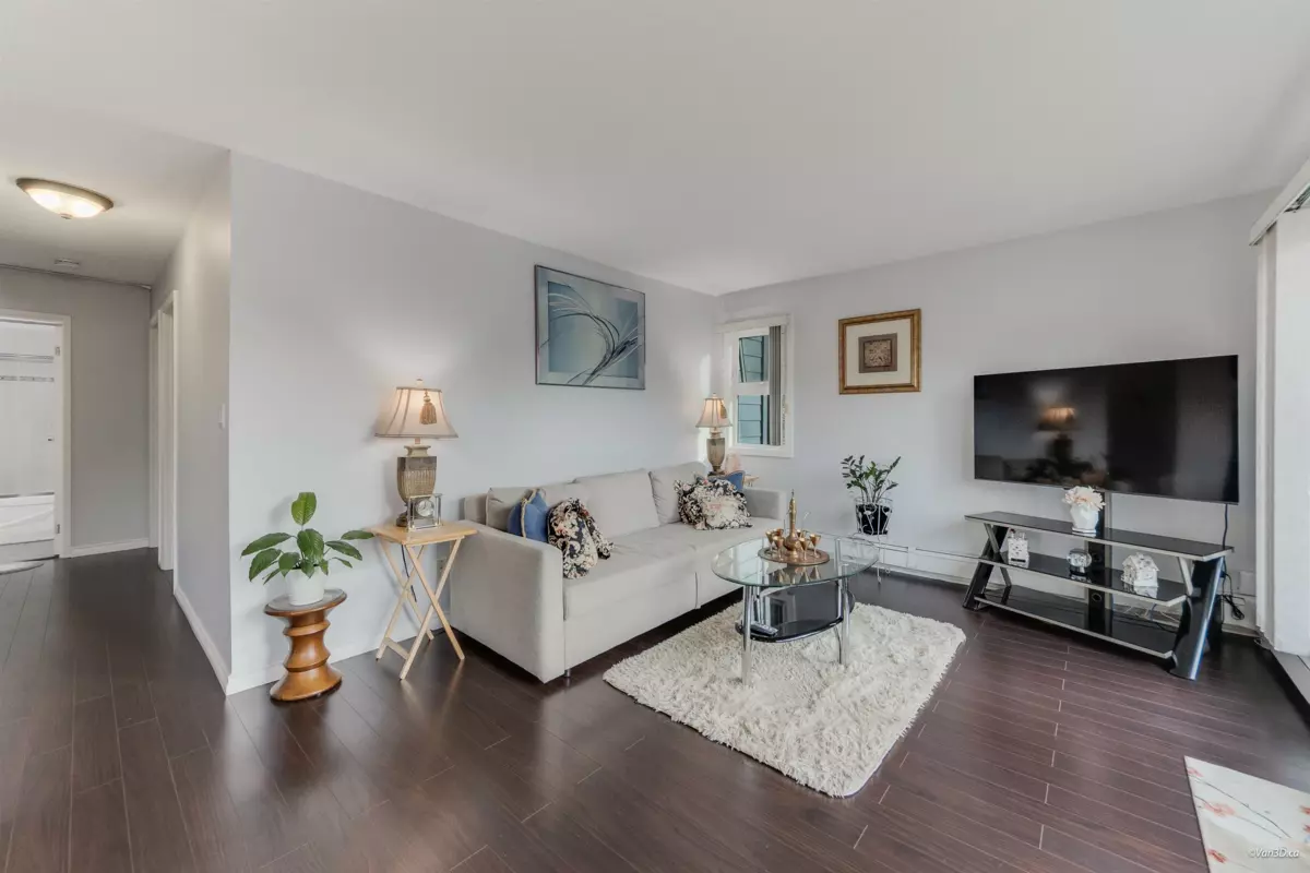 Kitchen Photo of 208 156 W 21st Street, North Vancouver, BC
