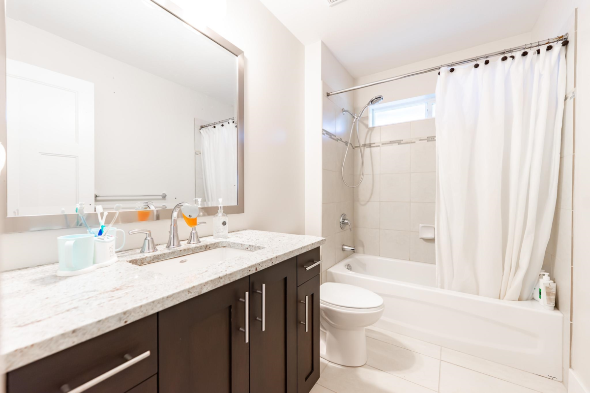 Hallway Photo of 16919 79 Avenue, Surrey, BC