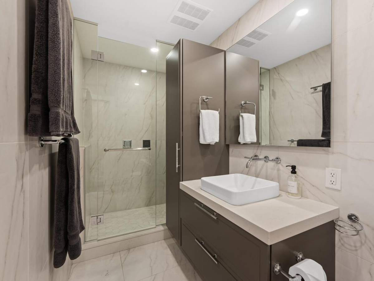 Hallway Photo of 2898 Yukon Street, Vancouver, BC