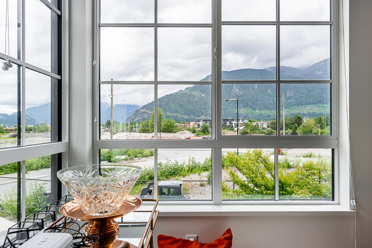 Kitchen Island Photo of 37981 Helm Way, Squamish, BC