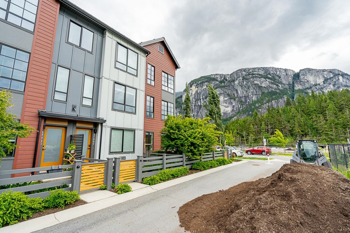 Living Room Photo of 37981 Helm Way, Squamish, BC