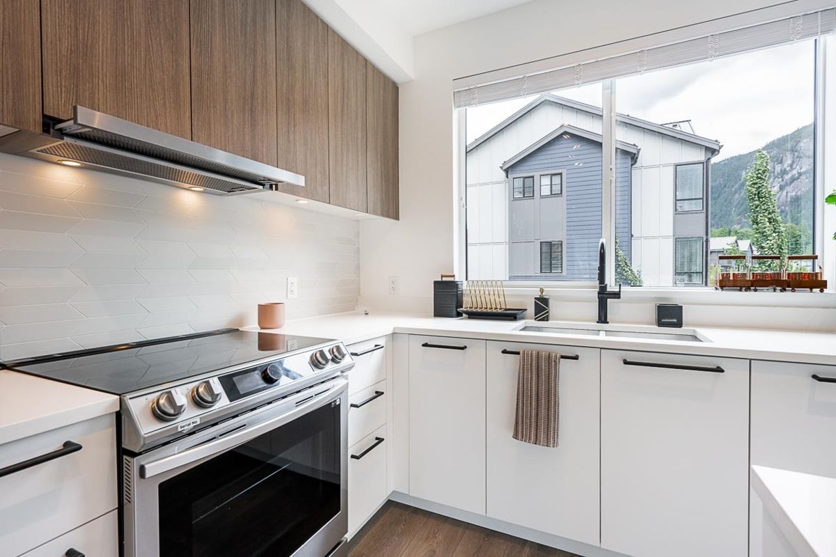 Primary Bathroom Photo of 37981 Helm Way, Squamish, BC