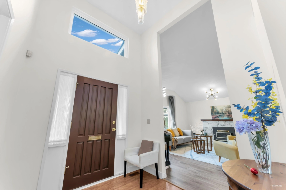 Breakfast Nook Photo of 1898 Southmere Crescent, Surrey, BC