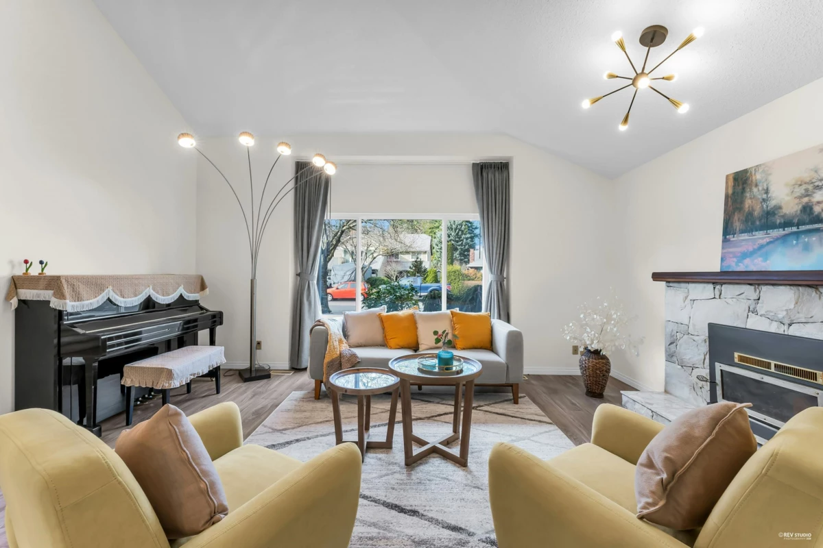 Entry Foyer Photo of 1898 Southmere Crescent, Surrey, BC