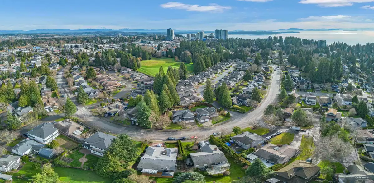Family Room Photo of 1898 Southmere Crescent, Surrey, BC