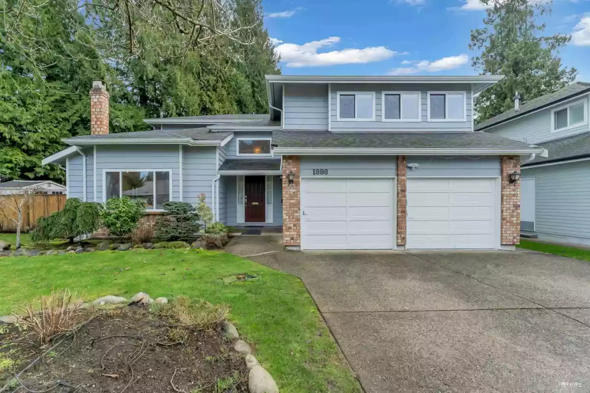Garage Interior Photo of 1898 Southmere Crescent, Surrey, BC