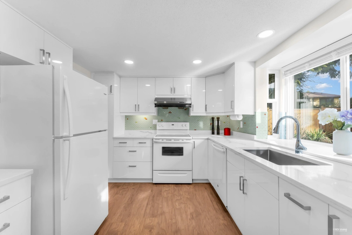 Kitchen Island Photo of 1898 Southmere Crescent, Surrey, BC