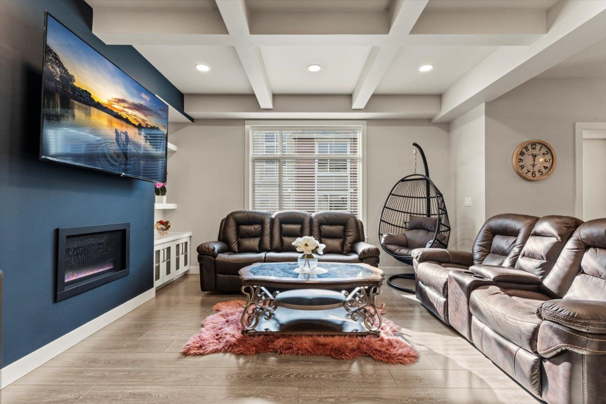 Kitchen Island Photo of 45582 Meadowbrook Drive, Chilliwack, BC