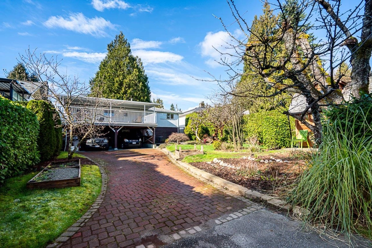 Family Room Photo of 3726 Sefton Street, Port Coquitlam, BC
