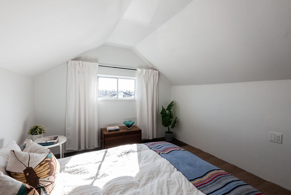 Entry Foyer Photo of 2867 E Georgia Street, Vancouver, BC