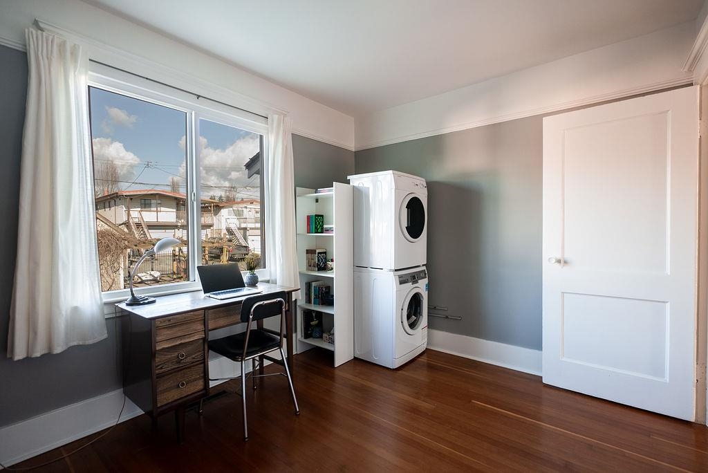 Powder Room Photo of 2867 E Georgia Street, Vancouver, BC