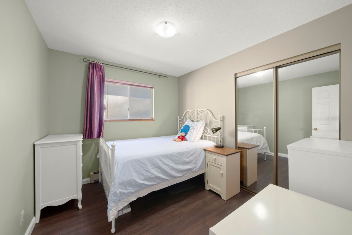 Kitchen Island Photo of 3206 E 25th Avenue, Vancouver, BC