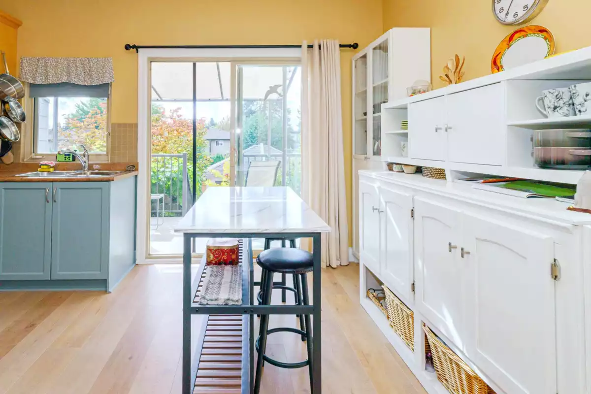 Guest Bathroom Photo of 2018 Fraser Avenue, Port Coquitlam, BC