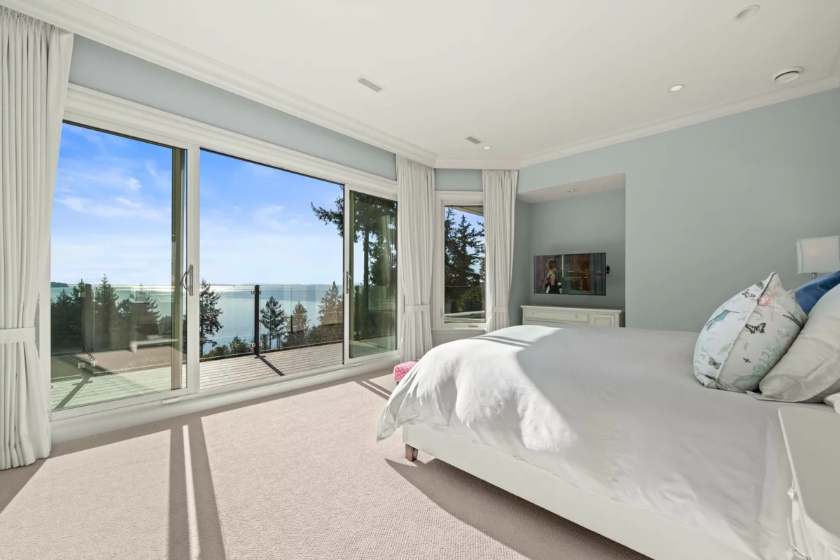 Front Yard Photo of 6215 Overstone Drive, West Vancouver, BC