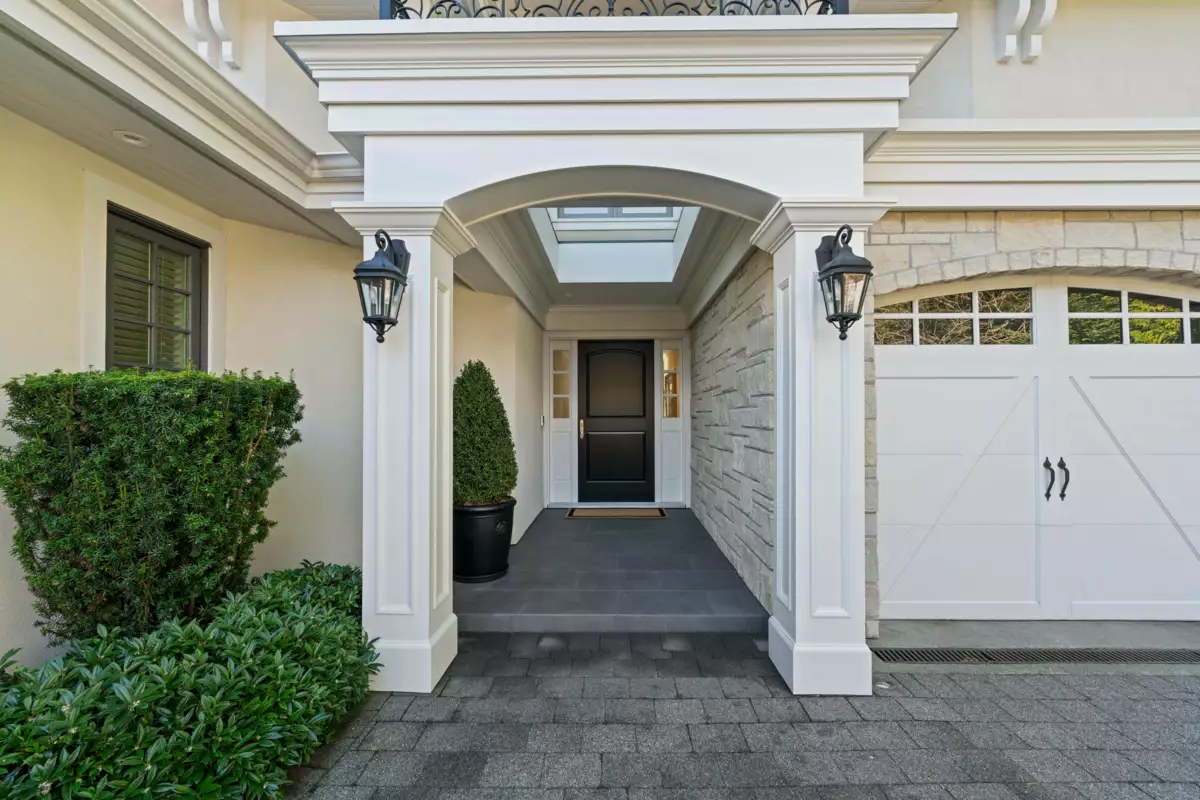 Kitchen Island Photo of 6215 Overstone Drive, West Vancouver, BC