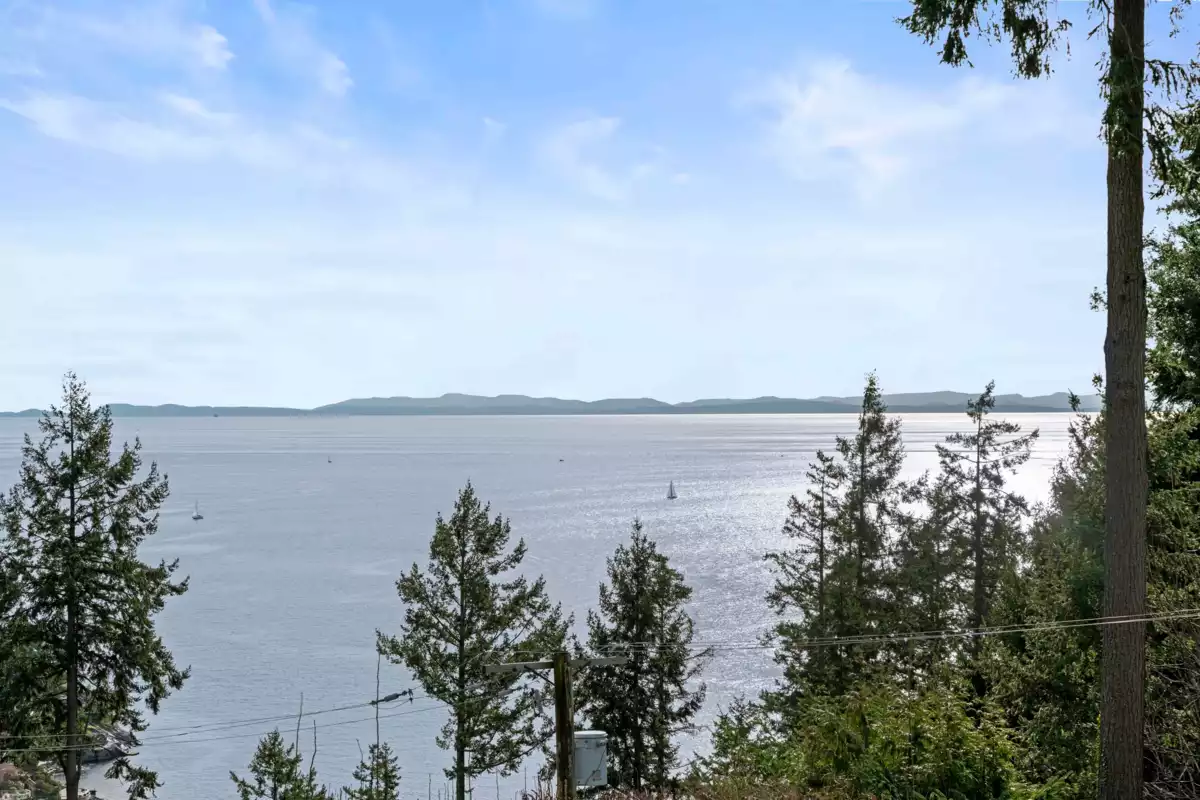Walk-In Closet Photo of 6215 Overstone Drive, West Vancouver, BC