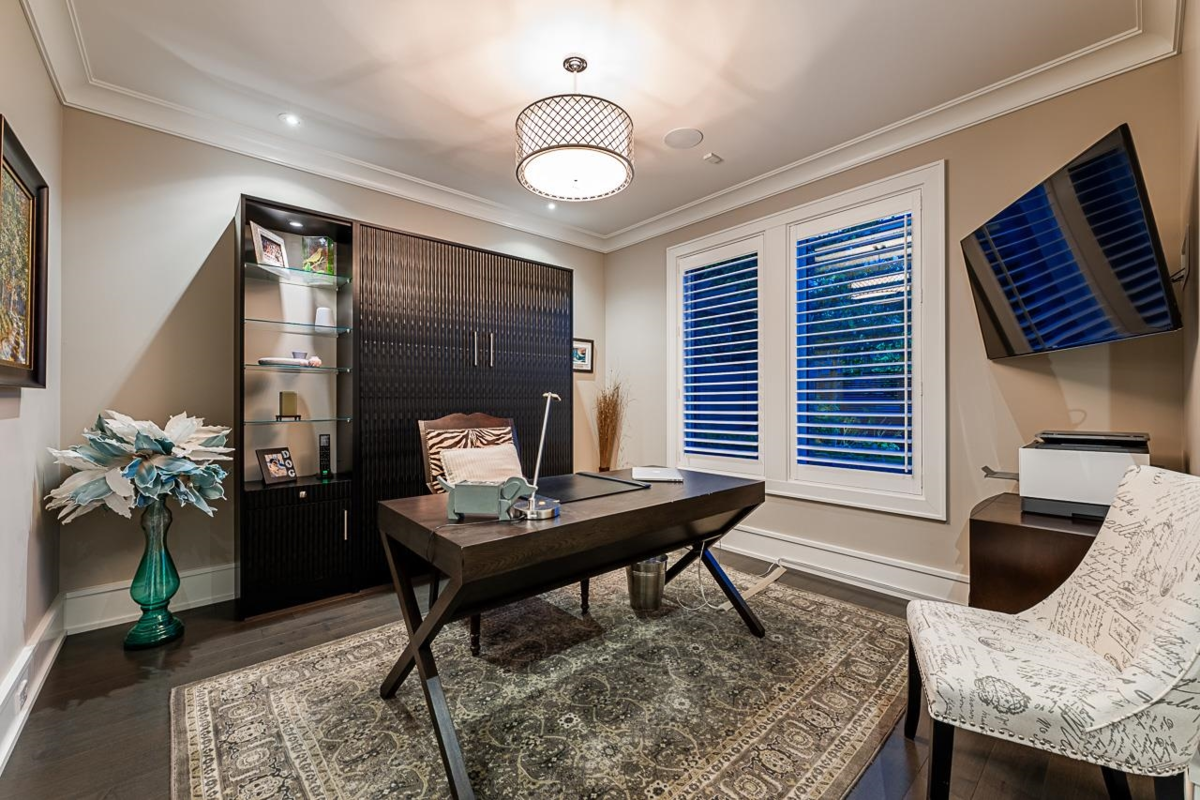 Backyard Photo of 15567 Pacific Avenue, White Rock, BC