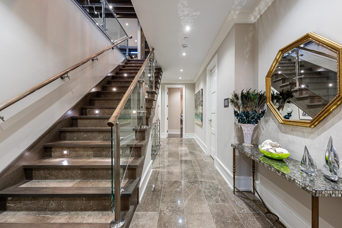 Entry Foyer Photo of 15567 Pacific Avenue, White Rock, BC