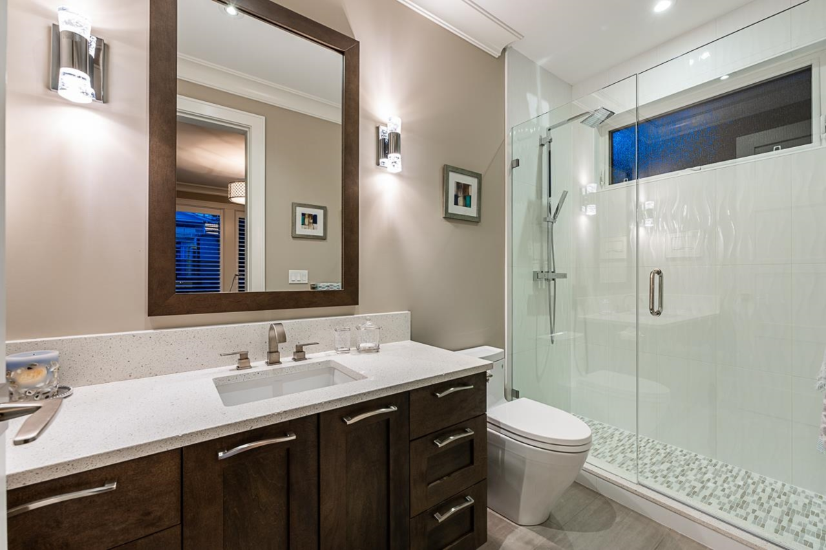 Front Yard Photo of 15567 Pacific Avenue, White Rock, BC