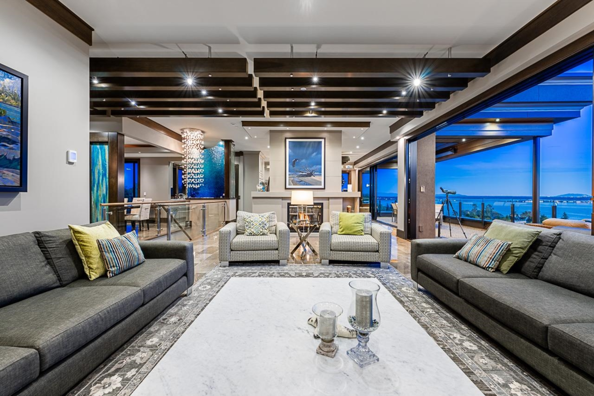 Kitchen Island Photo of 15567 Pacific Avenue, White Rock, BC