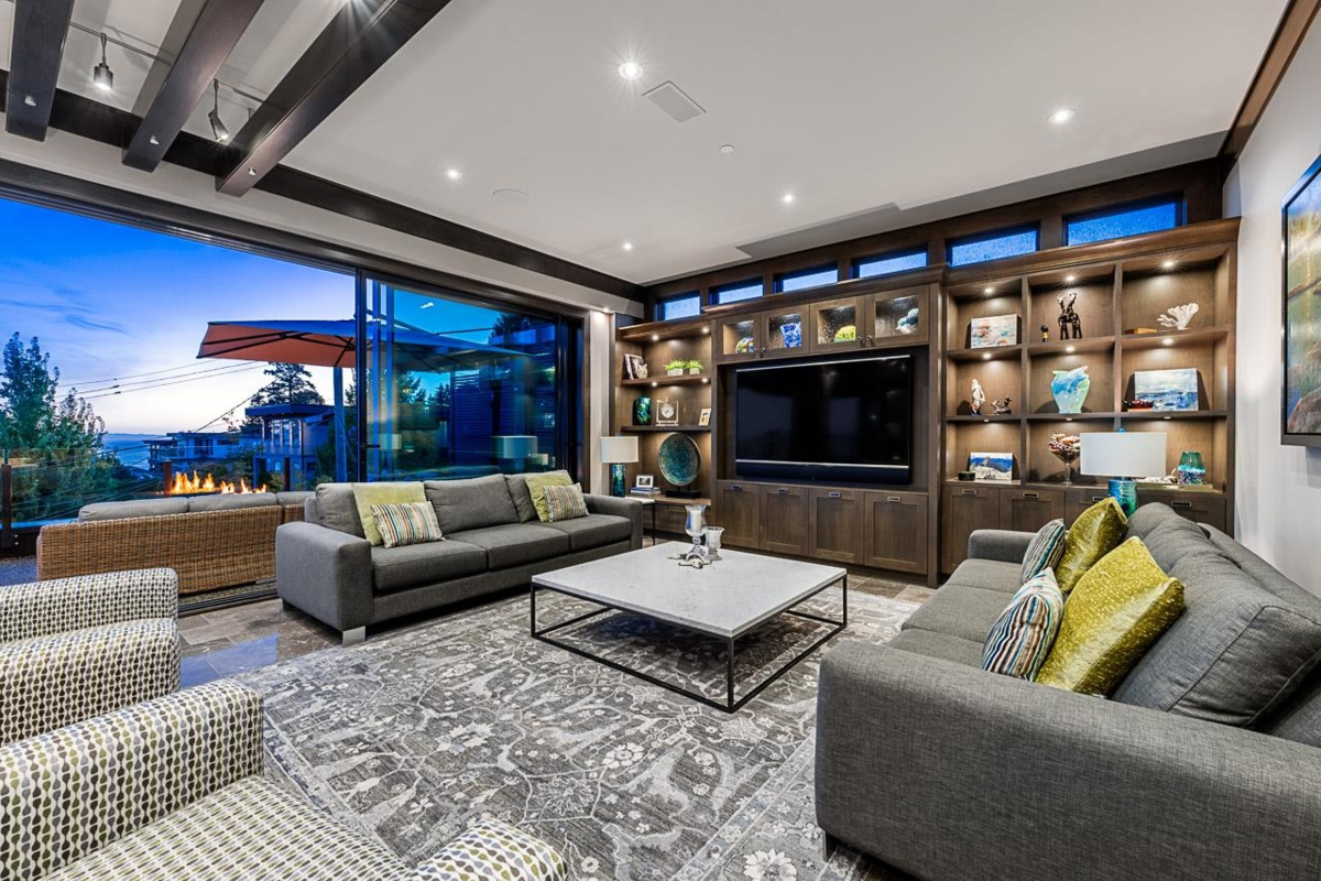 Kitchen Photo of 15567 Pacific Avenue, White Rock, BC