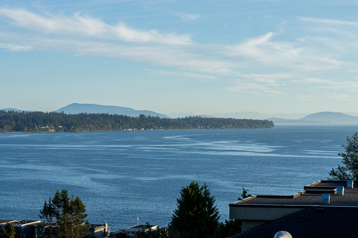 Powder Room Photo of 15567 Pacific Avenue, White Rock, BC