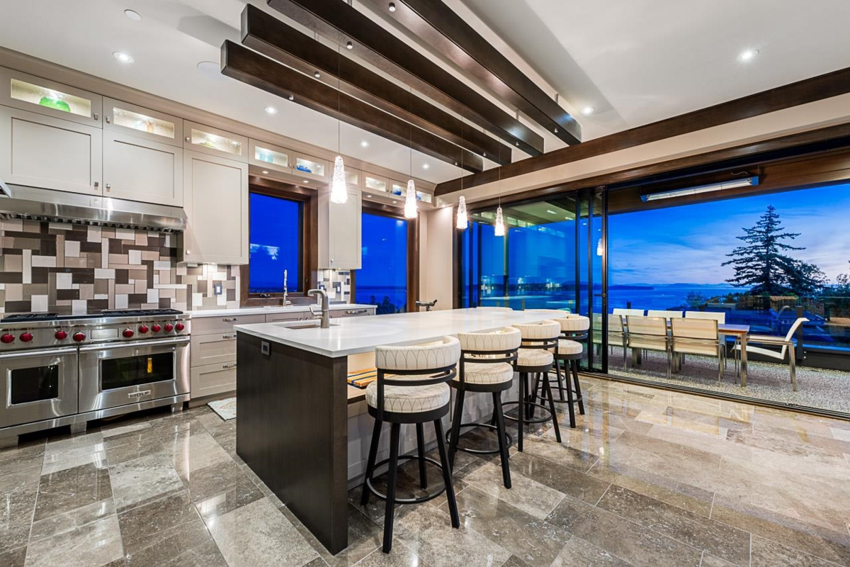 Primary Bathroom Photo of 15567 Pacific Avenue, White Rock, BC