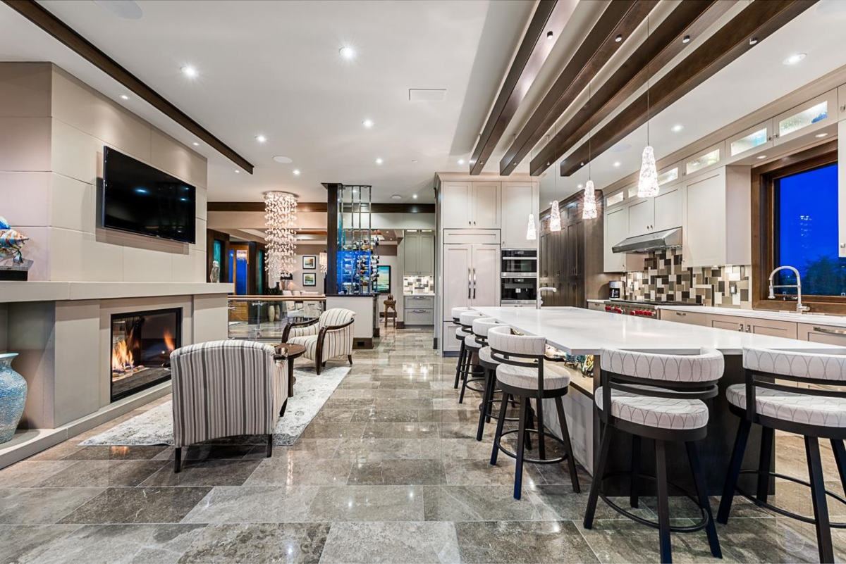 Walk-In Closet Photo of 15567 Pacific Avenue, White Rock, BC