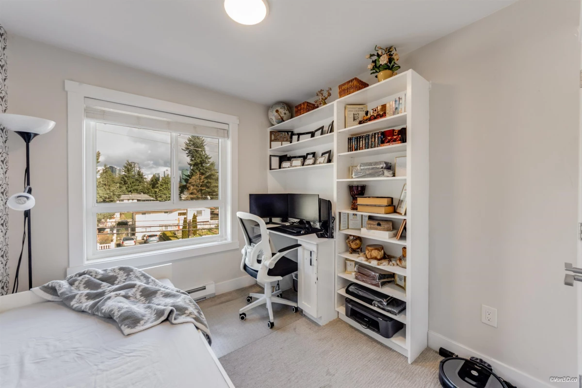Entry Foyer Photo of 2 13328 96 Avenue, Surrey, BC