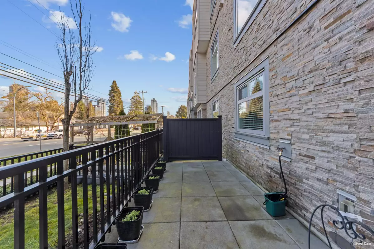 Kitchen Photo of 2 13328 96 Avenue, Surrey, BC
