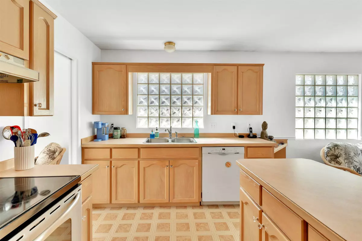 Breakfast Nook Photo of 1655 Mcpherson Drive, Port Coquitlam, BC