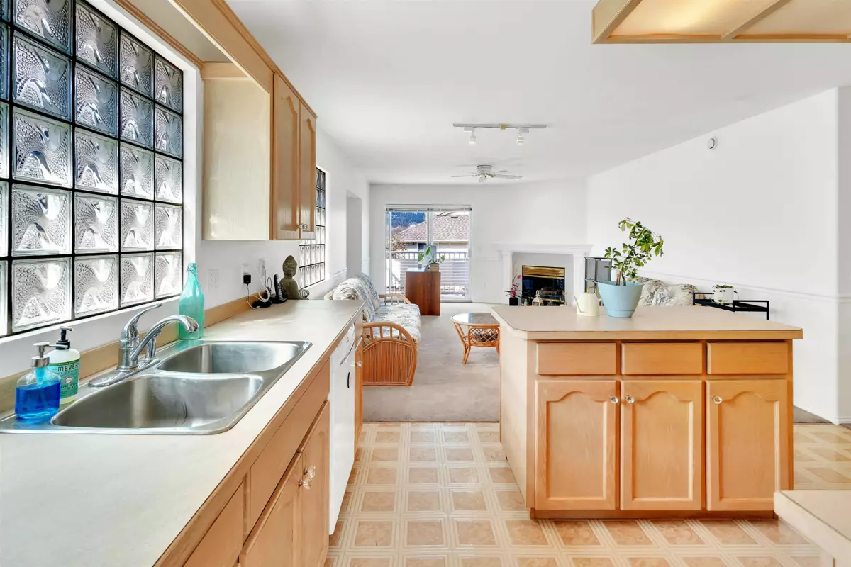 Kitchen Island Photo of 1655 Mcpherson Drive, Port Coquitlam, BC