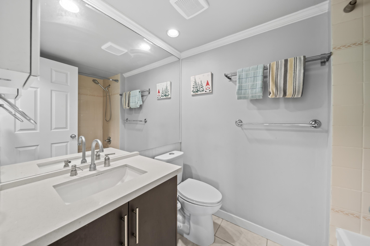 Bedroom 4 Photo of 806 14881 103a Avenue, Surrey, BC