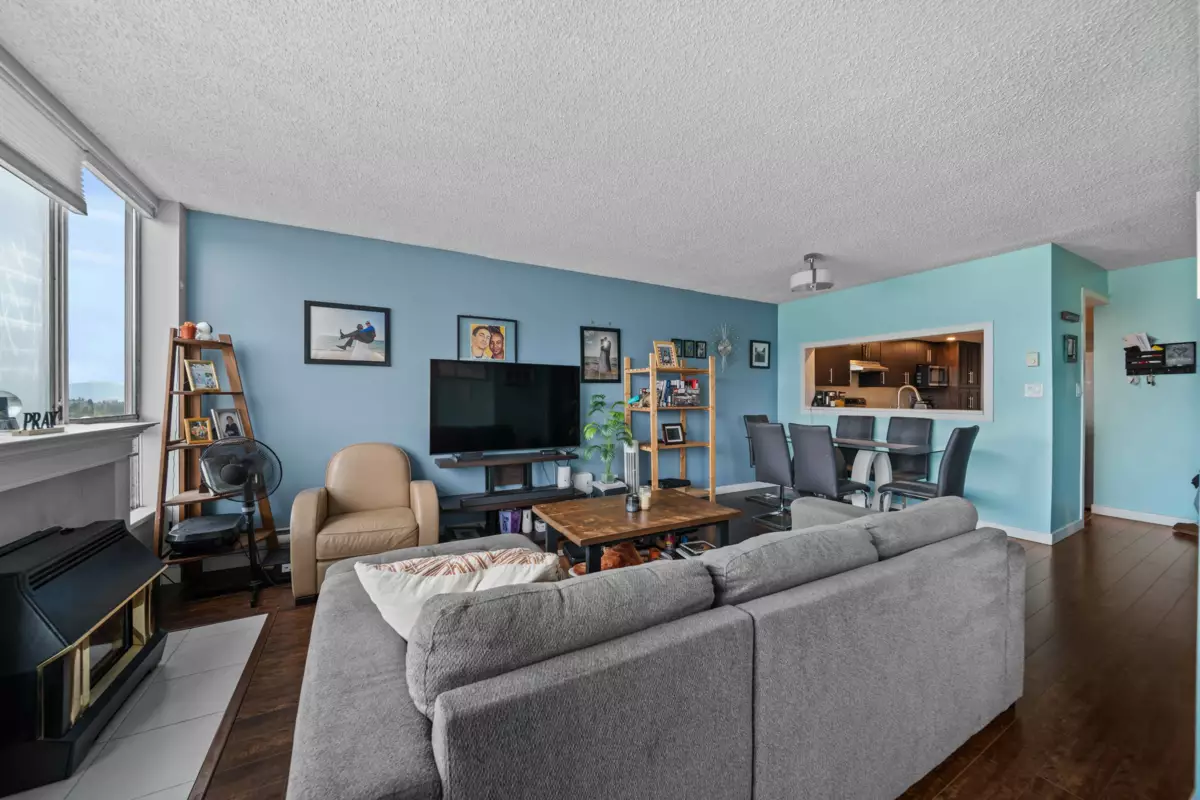 Dining Area Photo of 806 14881 103a Avenue, Surrey, BC