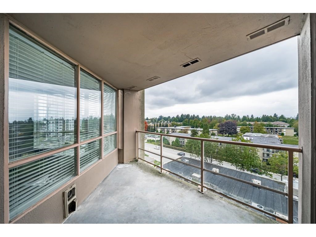 Guest Bathroom Photo of 806 14881 103a Avenue, Surrey, BC