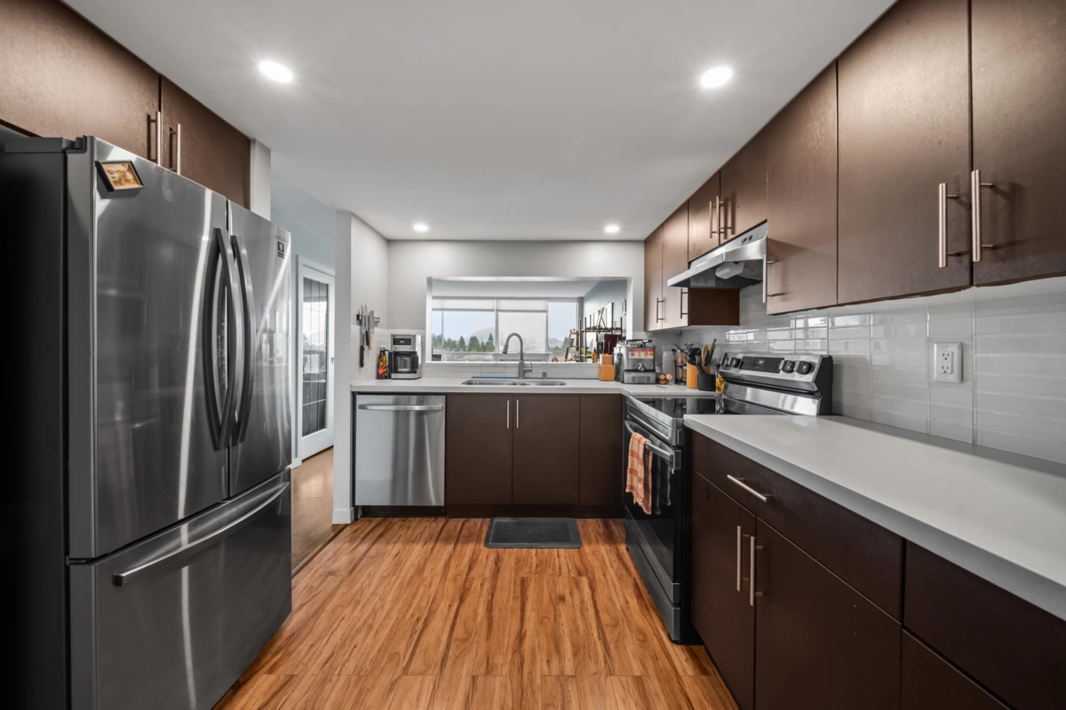 Kitchen Island Photo of 806 14881 103a Avenue, Surrey, BC