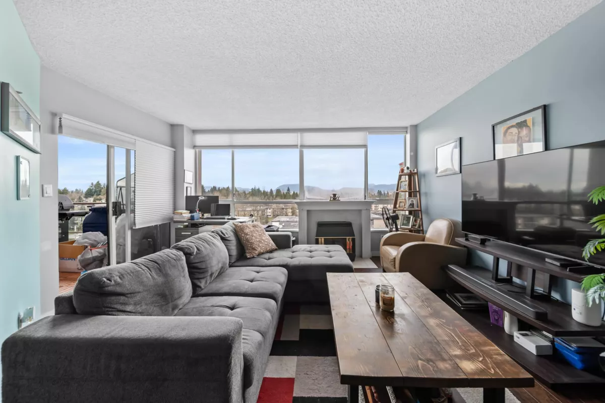 Kitchen Photo of 806 14881 103a Avenue, Surrey, BC