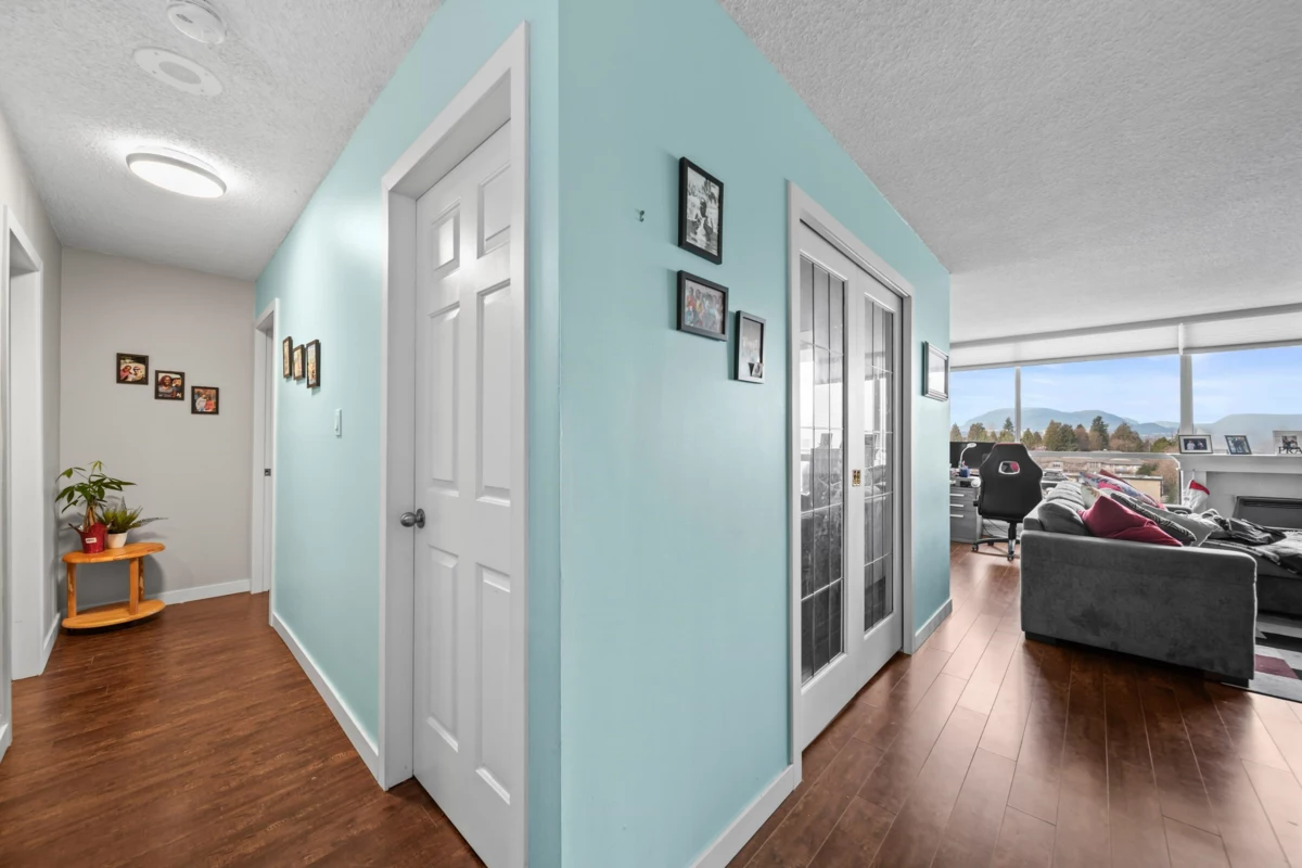 Living Room Photo of 806 14881 103a Avenue, Surrey, BC