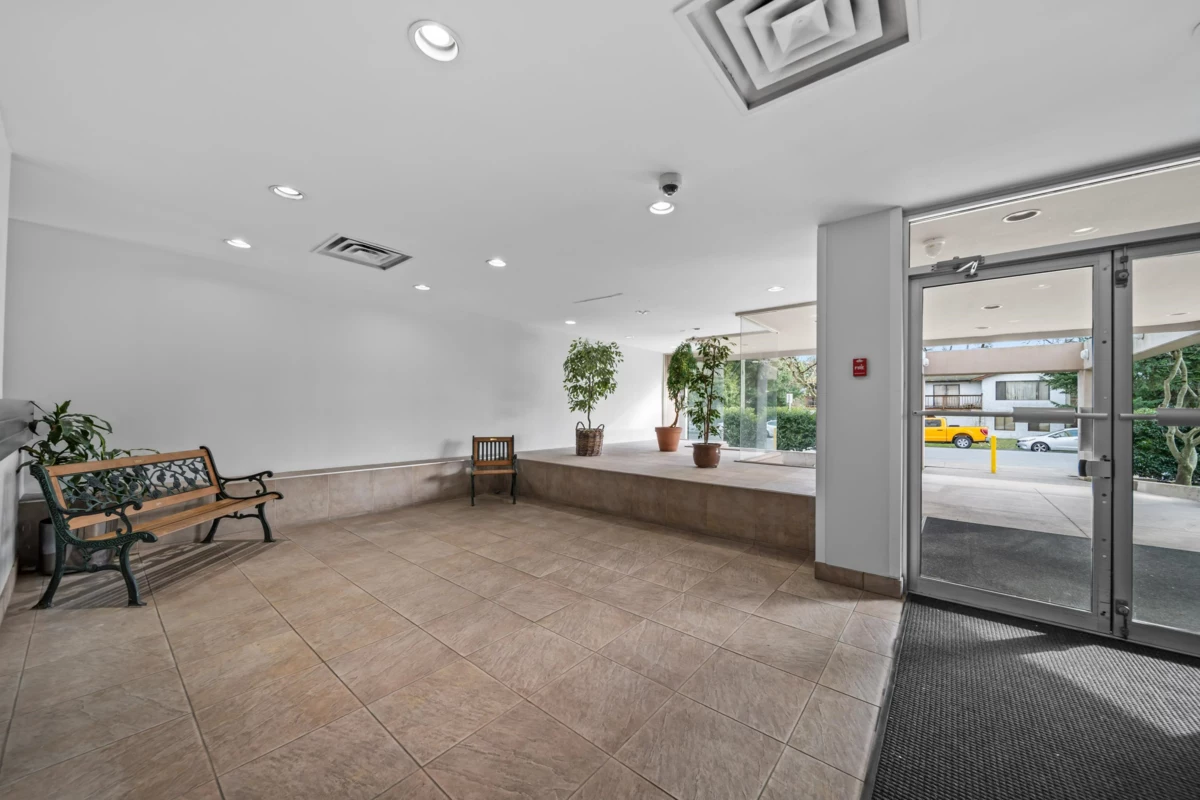 Powder Room Photo of 806 14881 103a Avenue, Surrey, BC